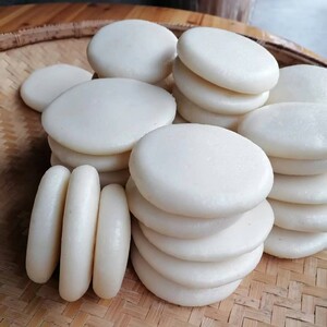 贵州黎平侗族家正宗香禾糯米糍粑.传统手工制作糍粑送黄豆面.