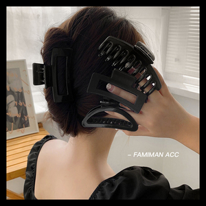 黑色大夹子头发简约