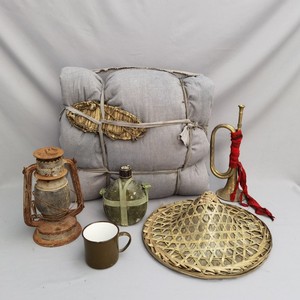 红色怀旧老物件旅行被草鞋冲锋号马灯老式水壶纪念品影视道具摆件