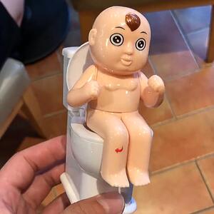 新品射水马桶创意会撒尿送闺兄弟整蛊坐玩人马小桶整蜜人具喷水娃