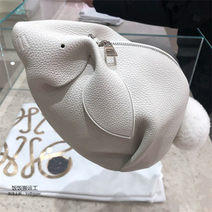 代购loewe罗意威兔子包手拿包毛茸尾巴零钱包单肩斜挎包女包tolex