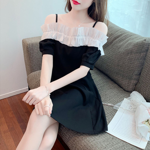 蕾丝拼接短裙超短