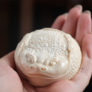 喃蝶谱猛犸象牙雕刻三足金蟾手把件男士文玩把玩盘玩冰料招财茶宠