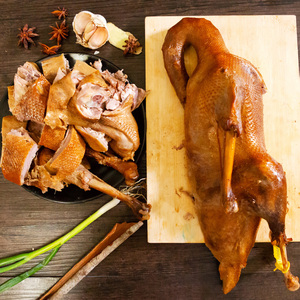 对青烧鹅哈尔滨正宗东北熏大鹅整只特产熟食真空即食1500g烤鹅