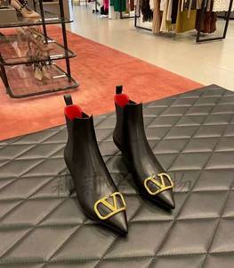 代购 Valentino/华伦天奴 logo金属扣尖头牛皮高跟靴女鞋女靴