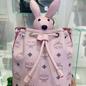 mcm女包经典logo印花可拆卸兔子玩偶抽绳水桶包单肩斜挎包小号