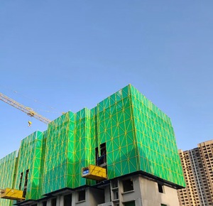 高层建筑外墙爬架网施工安全防护爬架网片定制工地外架钢板防护网