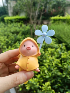 喝牛奶雨衣小猪风车摆件电动自行车电瓶车滑板车装饰用品旋风车载