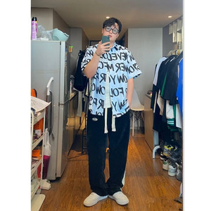 【套装】微胖男生夏季穿搭潮流港风满印字母短袖衬衫搭条纹拖地裤