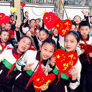 运动会入场创意道具开幕式手拿中国心手举牌大合唱表演装饰用品贴