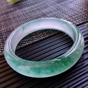 周大福焕美缅甸翡翠手镯冰种飘花缅甸老坑玉手镯女正圈冰透飘透椭