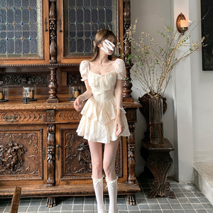 法式方领泡泡袖纯欲连衣裙子收腰气质设计感小众甜美仙女短裙夏季