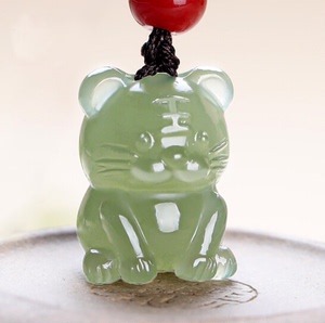 和田玉萌虎吊坠浅青玉小老虎玉坠女士宝宝生肖虎挂件玉佩立体虎