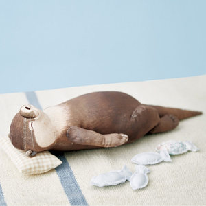 可爱仰面创意日本水獭包毛绒布艺玩具电脑鼠标护腕垫拉链笔袋抱枕