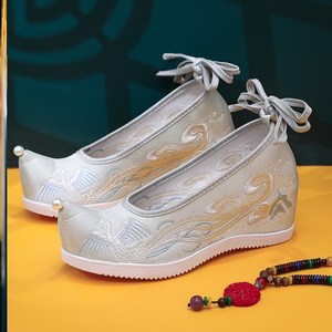 70仵浩气商贸一部淘宝增高绣花鞋女古风女鞋高跟古装鞋明制汉服鞋子