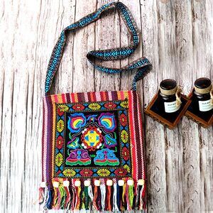 云南民族风斜挎包少数民族彝族刺绣包中老年通用绣花包包流苏女包