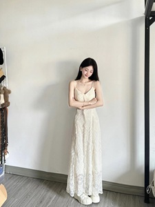 冰岛白茶 立体提花刺绣白色连衣裙女夏季韩版V领蕾丝吊带仙女裙