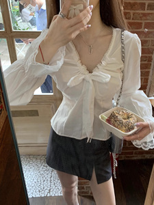 白色收腰衬衫女春季新款法式花边蕾丝v领设计感长袖显瘦别致上衣