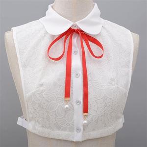 领口系带子的衬衫