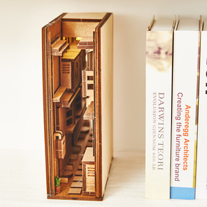 书架上的街头巷尾书立