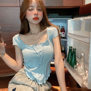 显胸大的衣服女