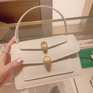 宝格丽蛇头包白色