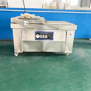 酱菜自动摆盖包装机  w500型双式抽真空封口设备 酸菜真空包装机