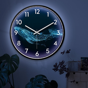 鲸鱼夜光钟表挂钟客厅简约现代2022新款网红静音时钟挂墙带灯挂表