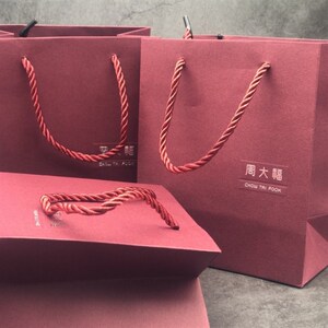 新首饰周大福烫宝礼品手提袋v包装纸袋特证纸珠银logo定制种书袋