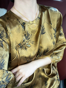中式女装中国风设计师款洋气高端别致小衫咸菜绿缎面印花盘扣衬衫