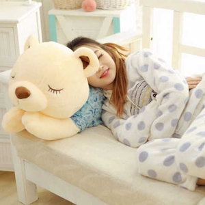 儿童抱抱熊睡觉抱着女孩