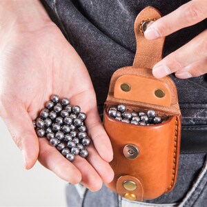 户外牛皮弹弓钢珠包运动腰v包腰带钢夹背夹弹珠包强磁自动出弹