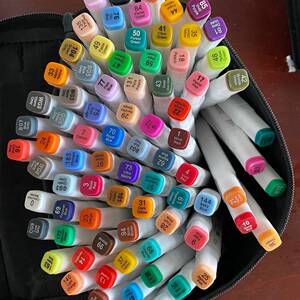 80色的马克笔软头八十色马克笔