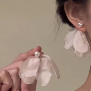 仙气甜美雪纺布花朵耳环2024年新款洋气质感耳钉女小众设计感耳饰
