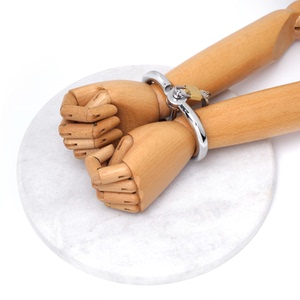 90古装演出服装道具店淘宝古代枷锁刑具仿真手铐脚镣道具监狱囚犯人