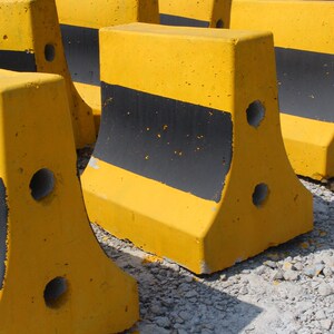 马路分流路障道路施工防撞墩小区物业混凝土石头块警示水泥隔离墩