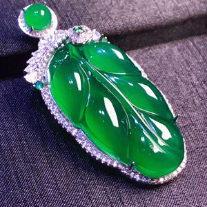 周大福天然绿玉髓翡翠吊坠男女情侣款玉石树叶纯银毛衣碧玉项链