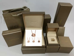 宝格丽珠宝首饰盒小蛮腰镶钻项链女18k玫瑰金慈善款黑陶瓷包装盒