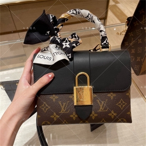 代购 lv/路易威登 locky bb帆布拼皮老花锁头邮差包单肩斜挎包女