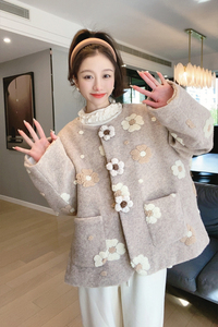 大码韩国女装2024冬季新款卡其色圆领立体花朵扣设计宽松棉衣外套