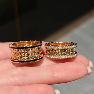bvlgari/宝格丽黑陶瓷戒指18k玫瑰金弹簧新款铆钉男女情侣对戒