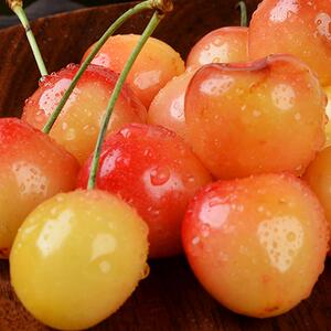 新鲜水晶黄樱桃