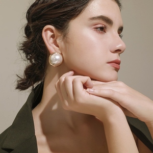 韩国东大门简约圆珍珠耳钉适合中年妈妈戴的银针耳环复古气质女款