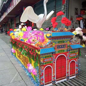 升级款棺材棺罩骨架是用厚10mm宽25mm的竹片做的面料是无纺布糊的