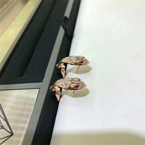 bvlgari/宝格丽蛇头耳钉18k玫瑰金白金镶钻红碧玺蛇形耳钉女 手镯
