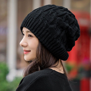 帽子遮盖白发女