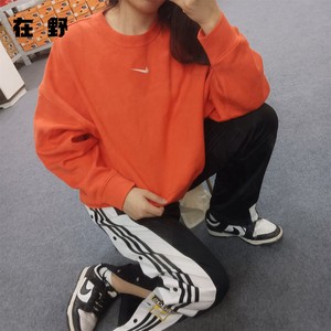 耐克Nike女子橙色刺绣小勾logo套头衫短款加绒磨毛卫衣DJ7666-869