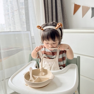 ins儿童硅胶辅食吸盘碗 婴儿便携式学吃饭吸盘碗 防摔带盖分格盘