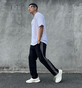四季款搭配椰子yeezy350的裤子丝绒嘻哈ins嘻哈风rap黑色休闲裤男