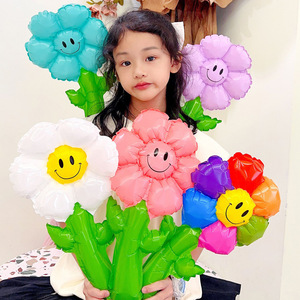 61儿童节手持笑脸小雏菊花朵拍照道具气球太阳花装饰布置批发毕业
